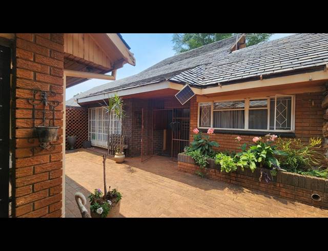 4 BEDROOM FREESTANDING FOR SALE IN TRIM PARK
